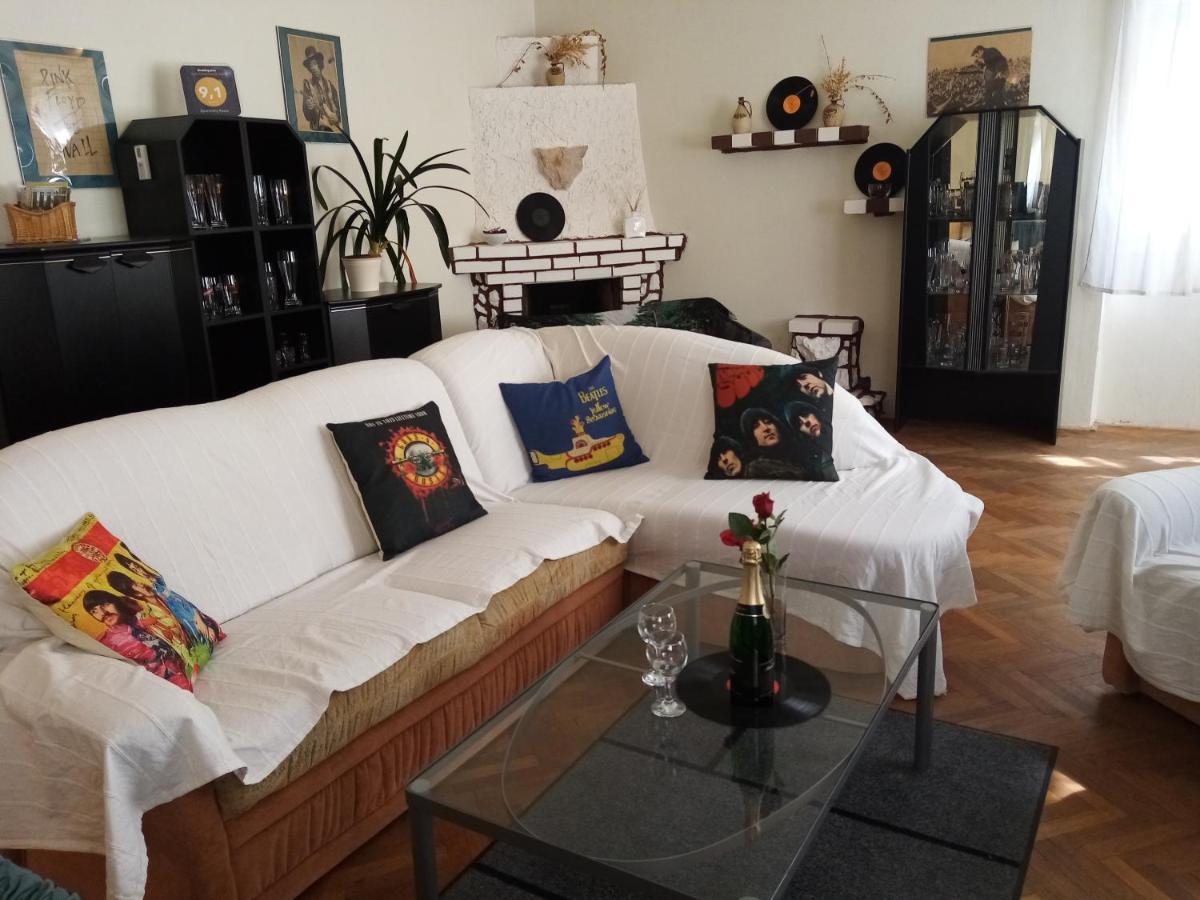 Apartmany Rossa Louny Buitenkant foto